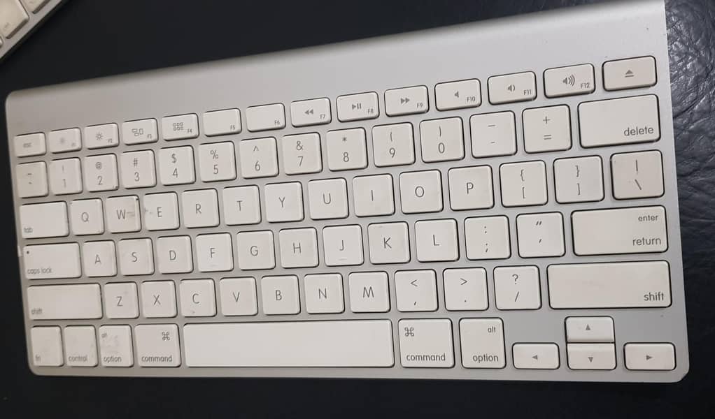 wireless apple Magic 1 keyboard 1