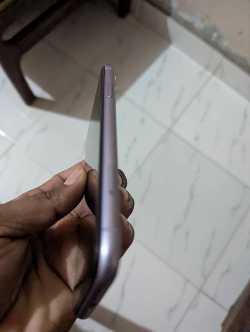 Apple iPhone 11 4