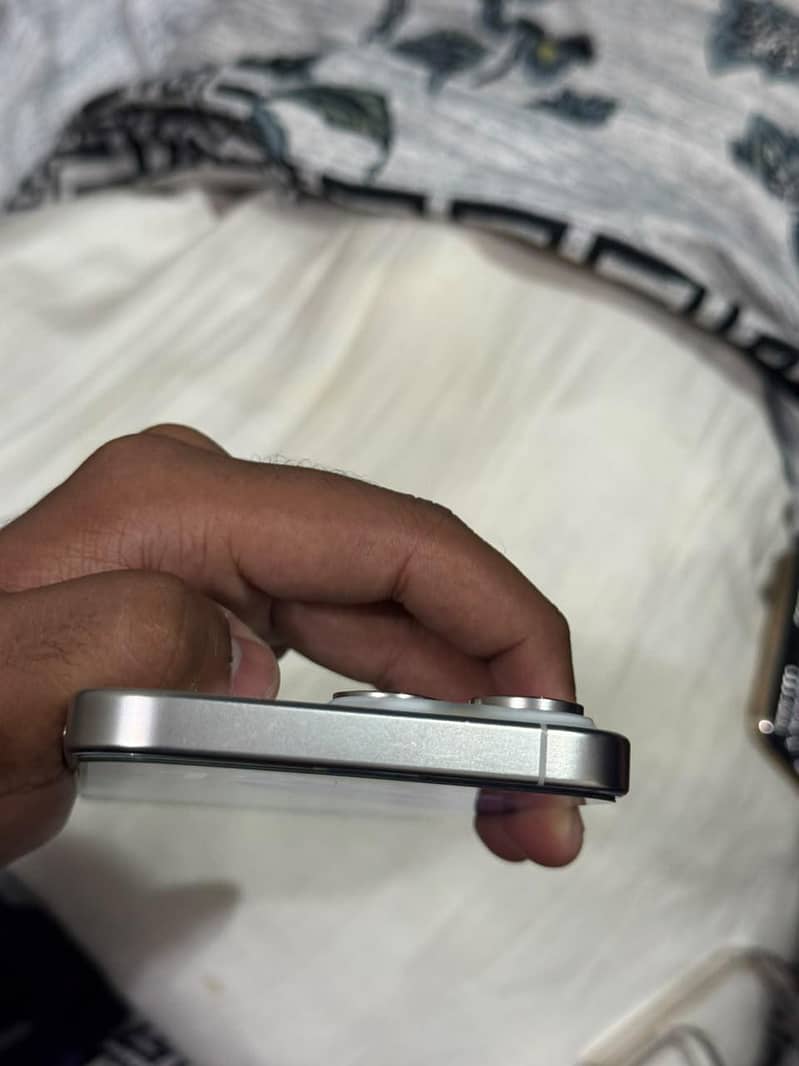 Apple iPhone 15 Pro Max 4