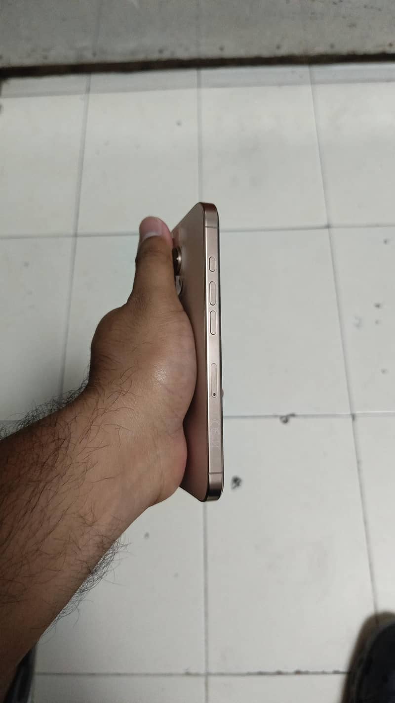 Apple iPhone 16 Pro 1
