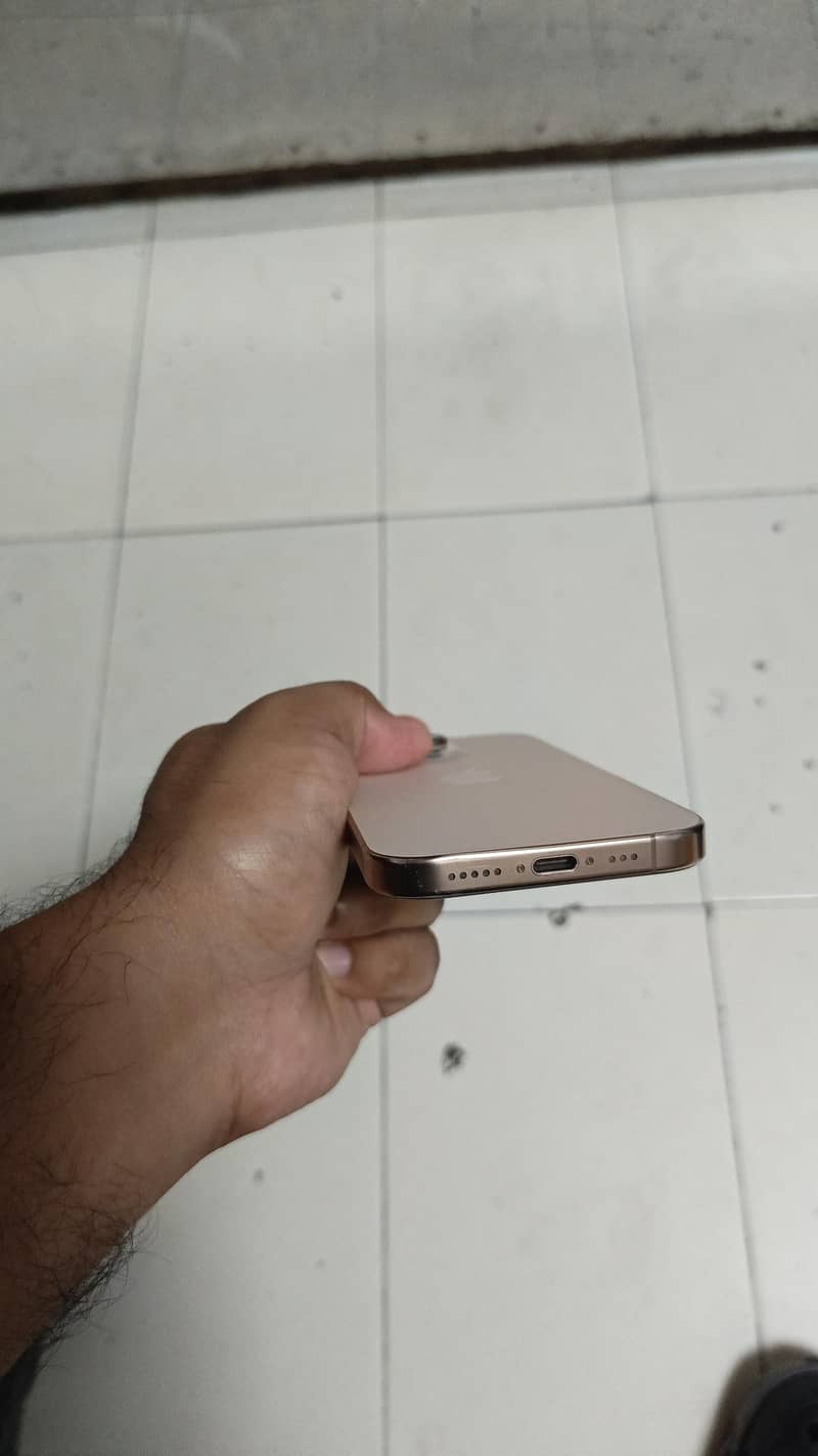 Apple iPhone 16 Pro 2