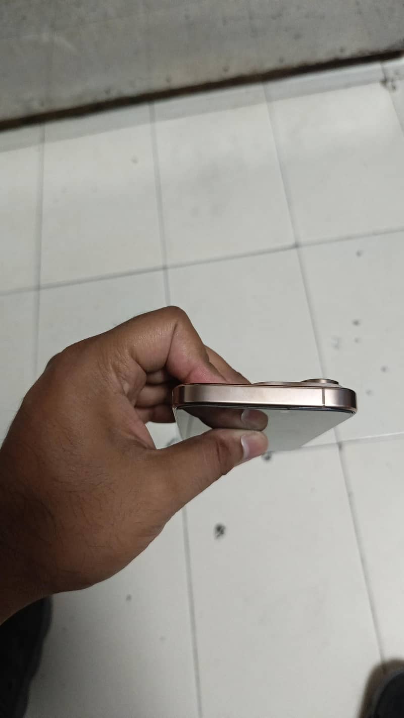 Apple iPhone 16 Pro 3
