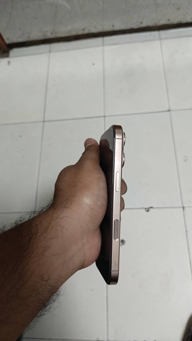 Apple iPhone 16 Pro 4