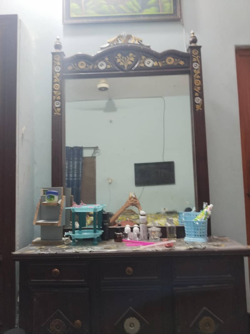 dressing table in good condition 0