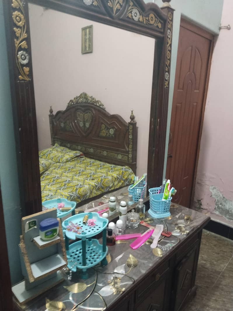 dressing table in good condition 1