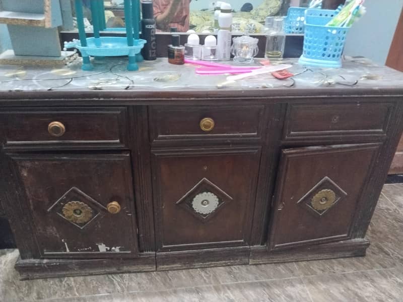 dressing table in good condition 2