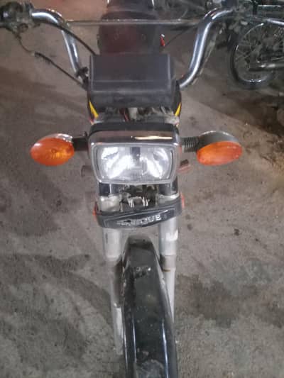 unique bike saf sutri bike ha sirf service hogi chmaktu hui ha