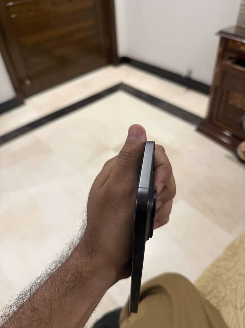Apple iPhone 16 Pro Max 2