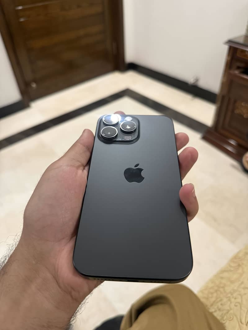 Apple iPhone 16 Pro Max 3