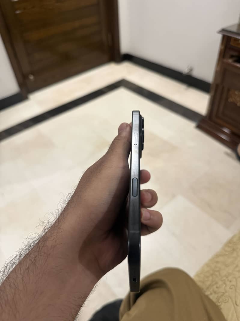Apple iPhone 16 Pro Max 4