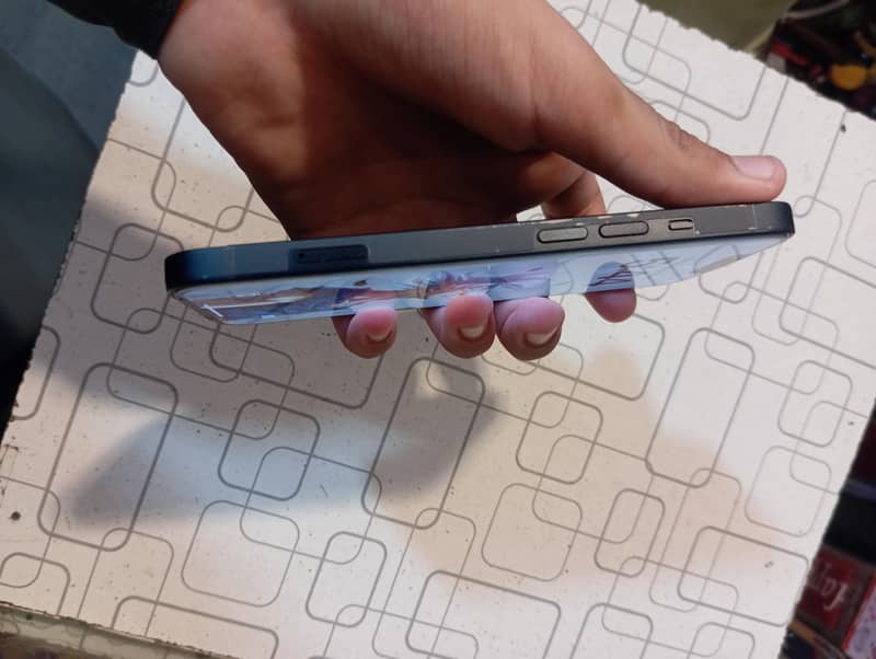 Apple iPhone 13 2