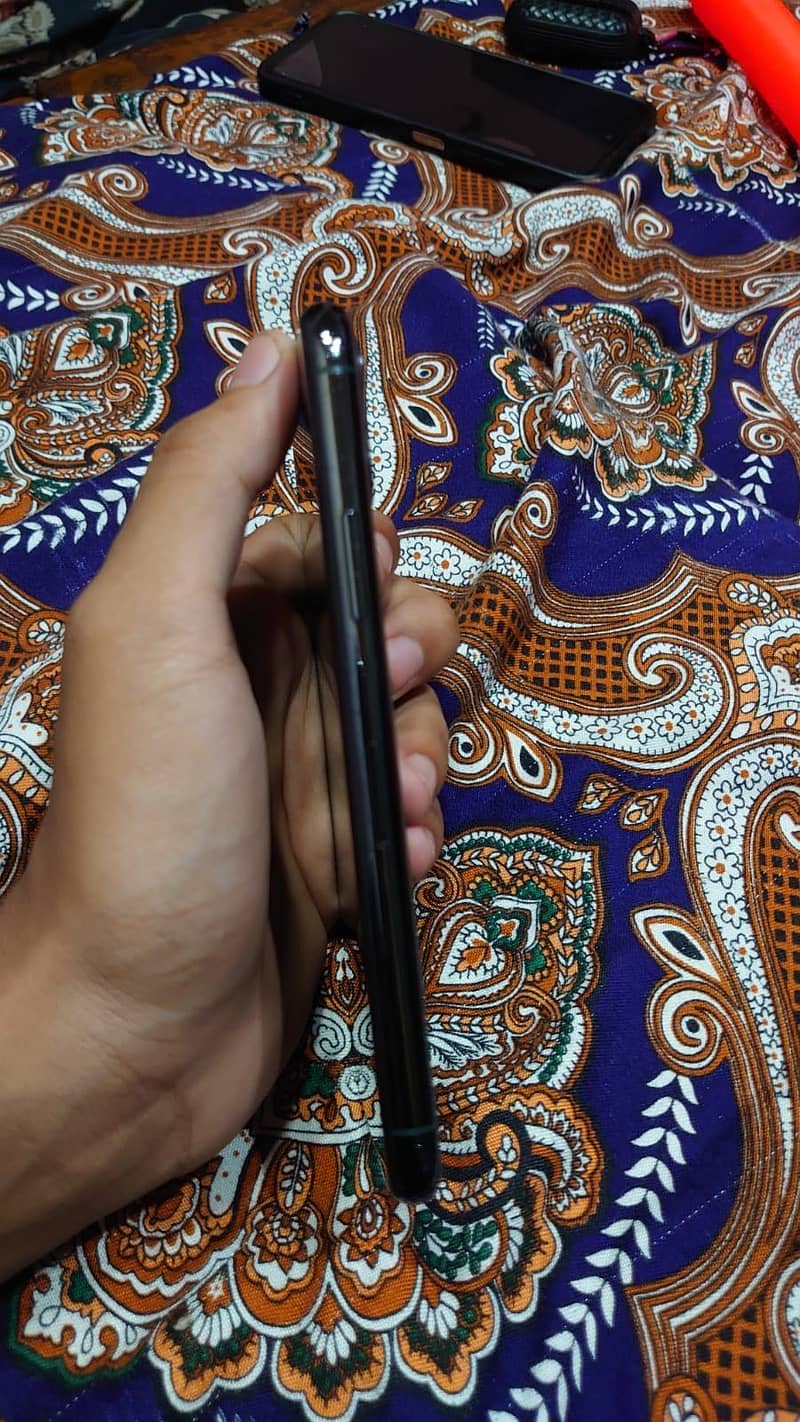 Apple iPhone 11 Pro 4