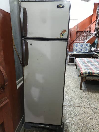 Pel Refrigerator 12 Cubic Feet – Clean Condition