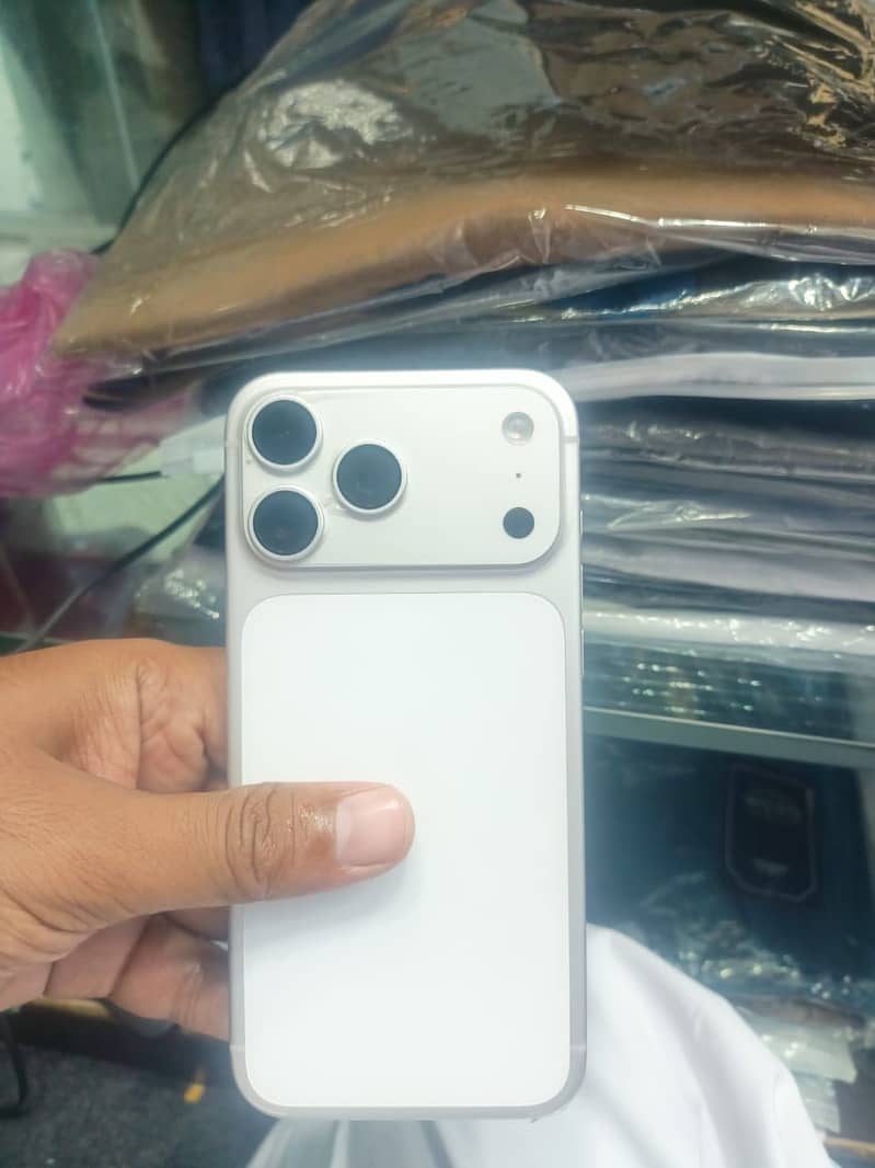 Apple iPhone 17 Pro Max 1
