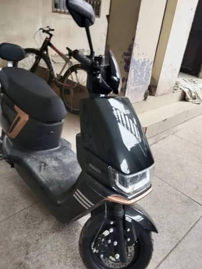 Revoo A12 electric Scooty