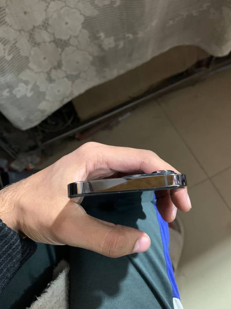 Apple iPhone 13 Pro 4