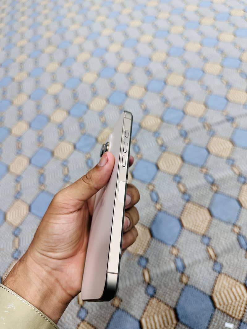 Apple iPhone 16 Pro Max 2