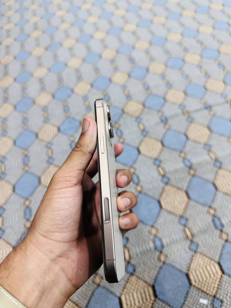 Apple iPhone 16 Pro Max 3
