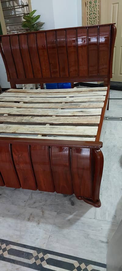 ghr ka furniture ha use nhi hwa new condition bed