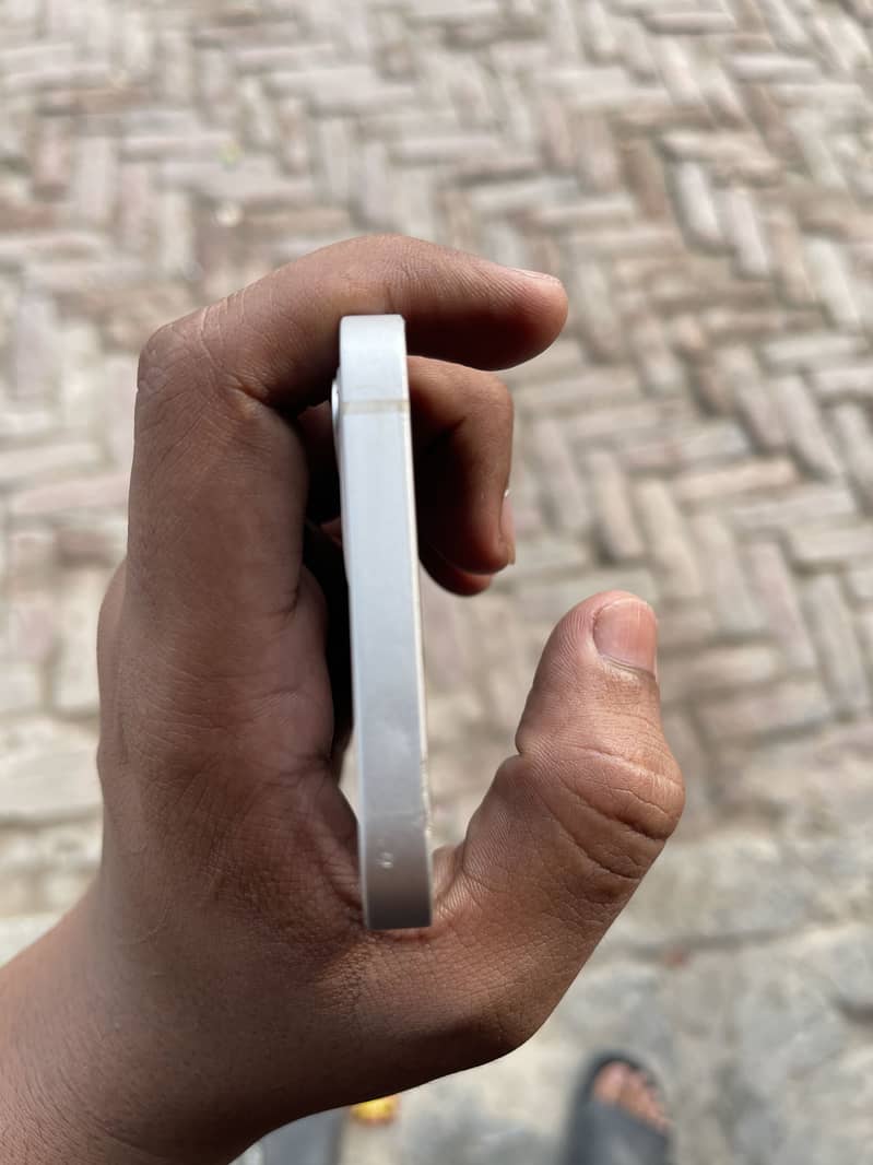 Apple iPhone 12 4