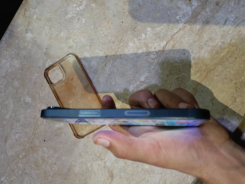 Apple iPhone 13 8