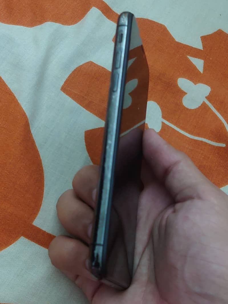 Apple iPhone X 4