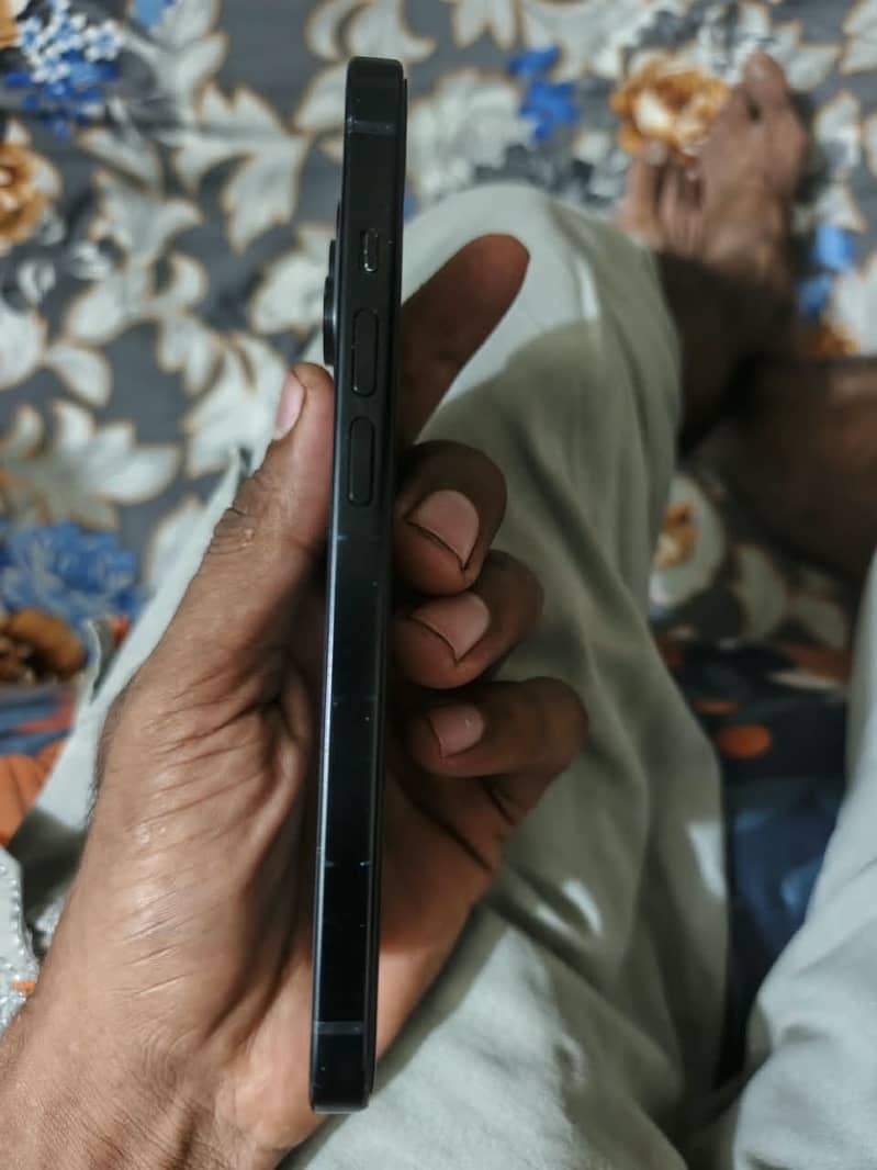 Apple iPhone 15 4