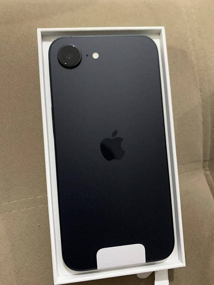 Apple iPhone 17e 3