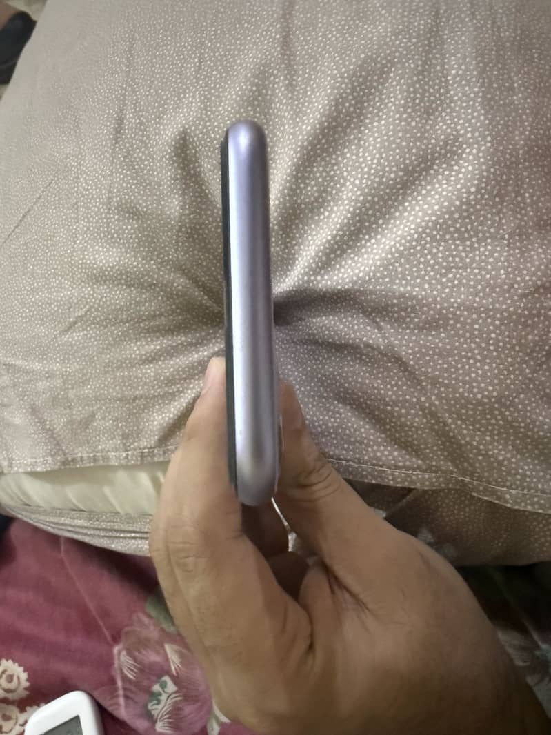 Apple iPhone 11 4