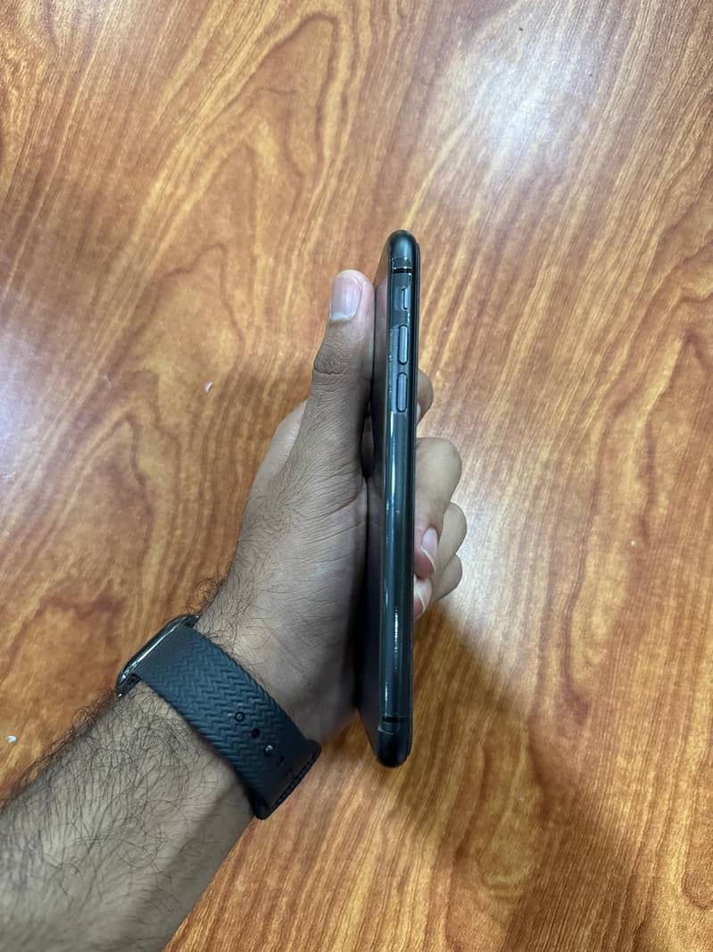 Apple iPhone 11 4