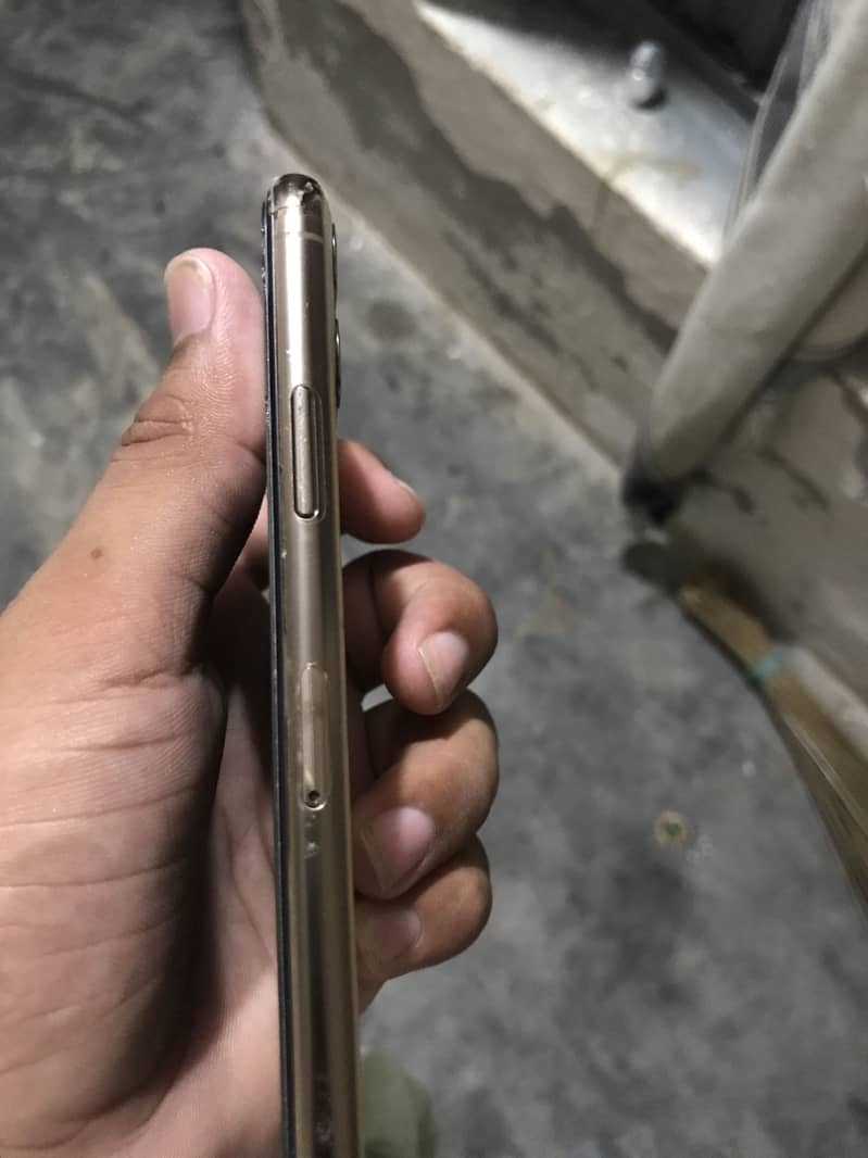 Apple iPhone 11 Pro 4