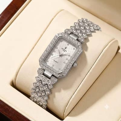  Luxury Crystal Women’s Watch – Elegant & Eye-Catching 
