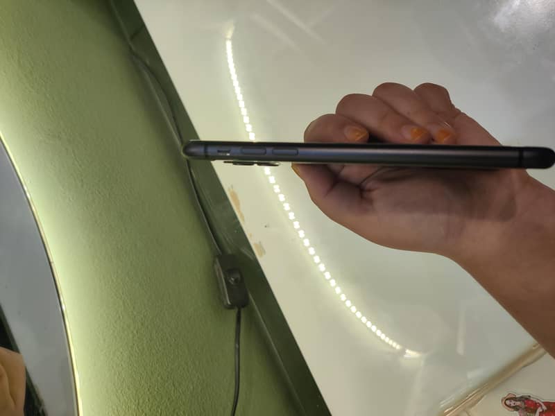 Apple iPhone 11 3