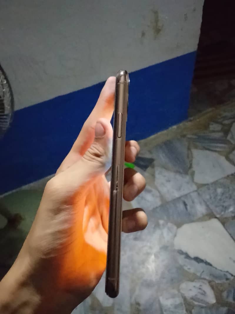 Apple iPhone 11 Pro Max 2