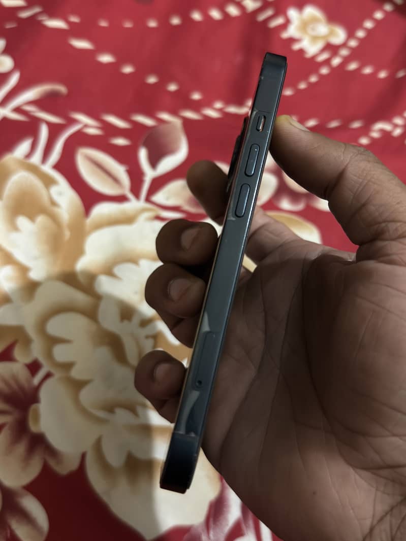 Apple iPhone 13 5
