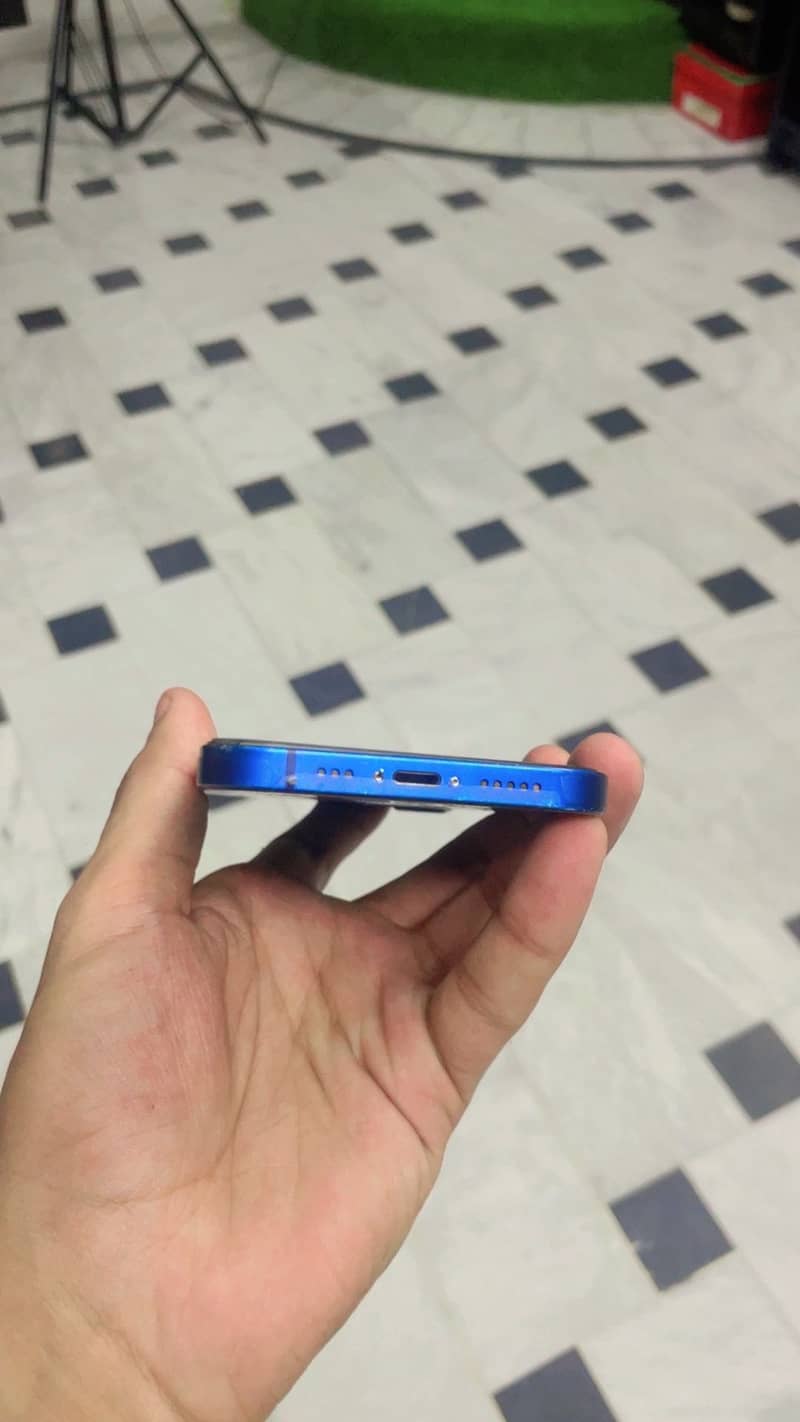 Apple iPhone 12 4