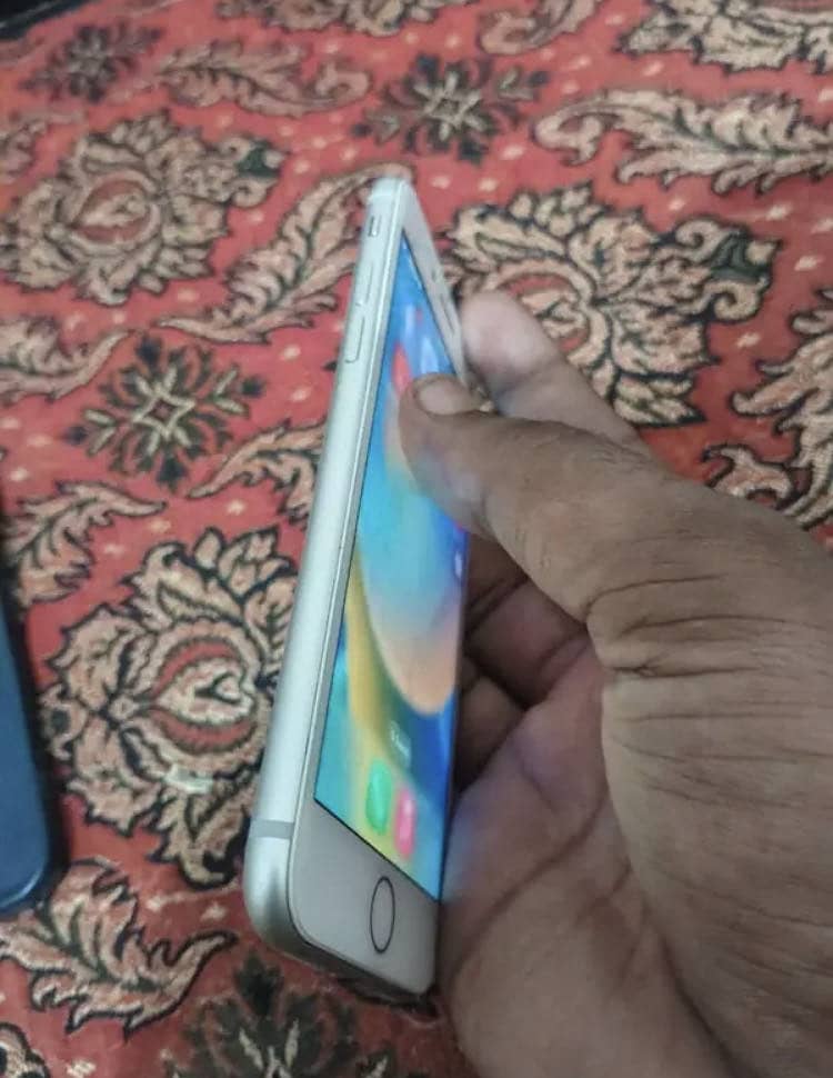 Apple iPhone 8 3