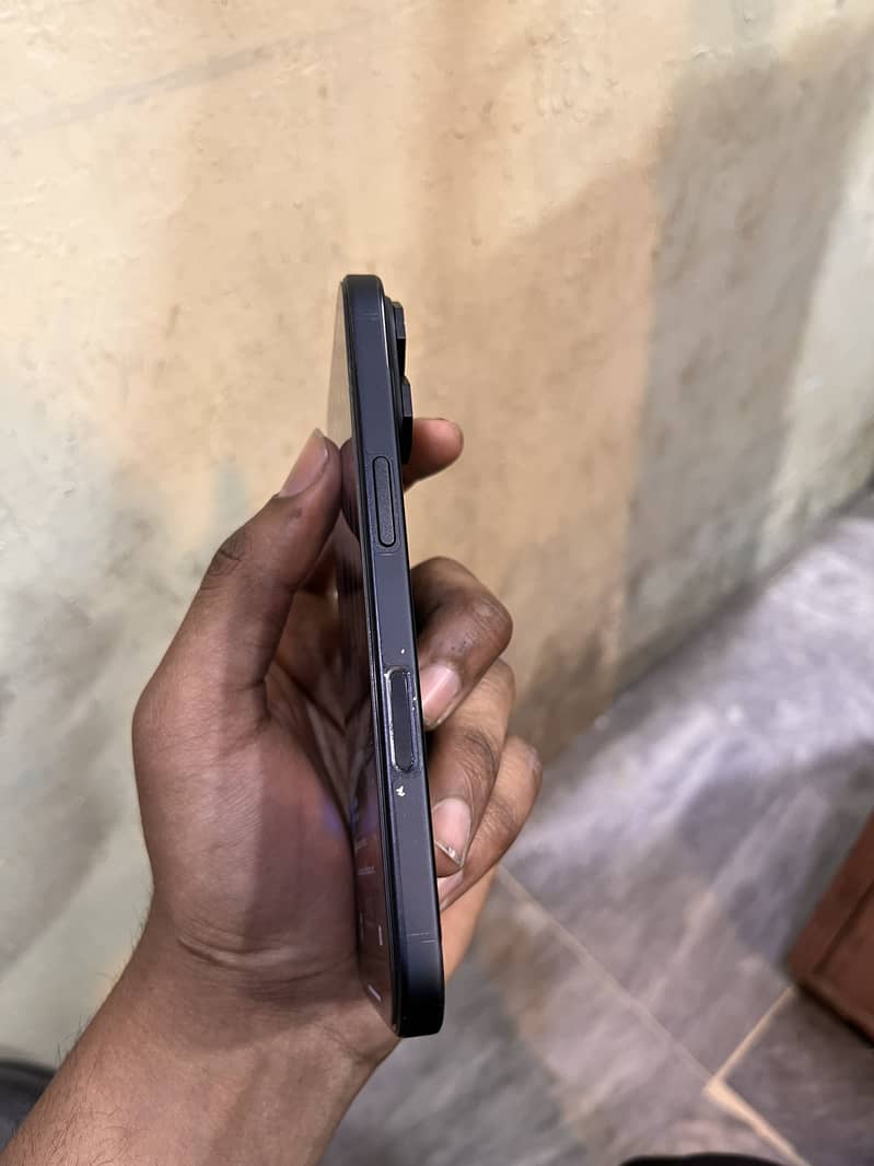 Apple iPhone 16 4