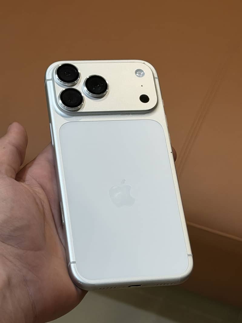 Apple iPhone 17 Pro Max 4