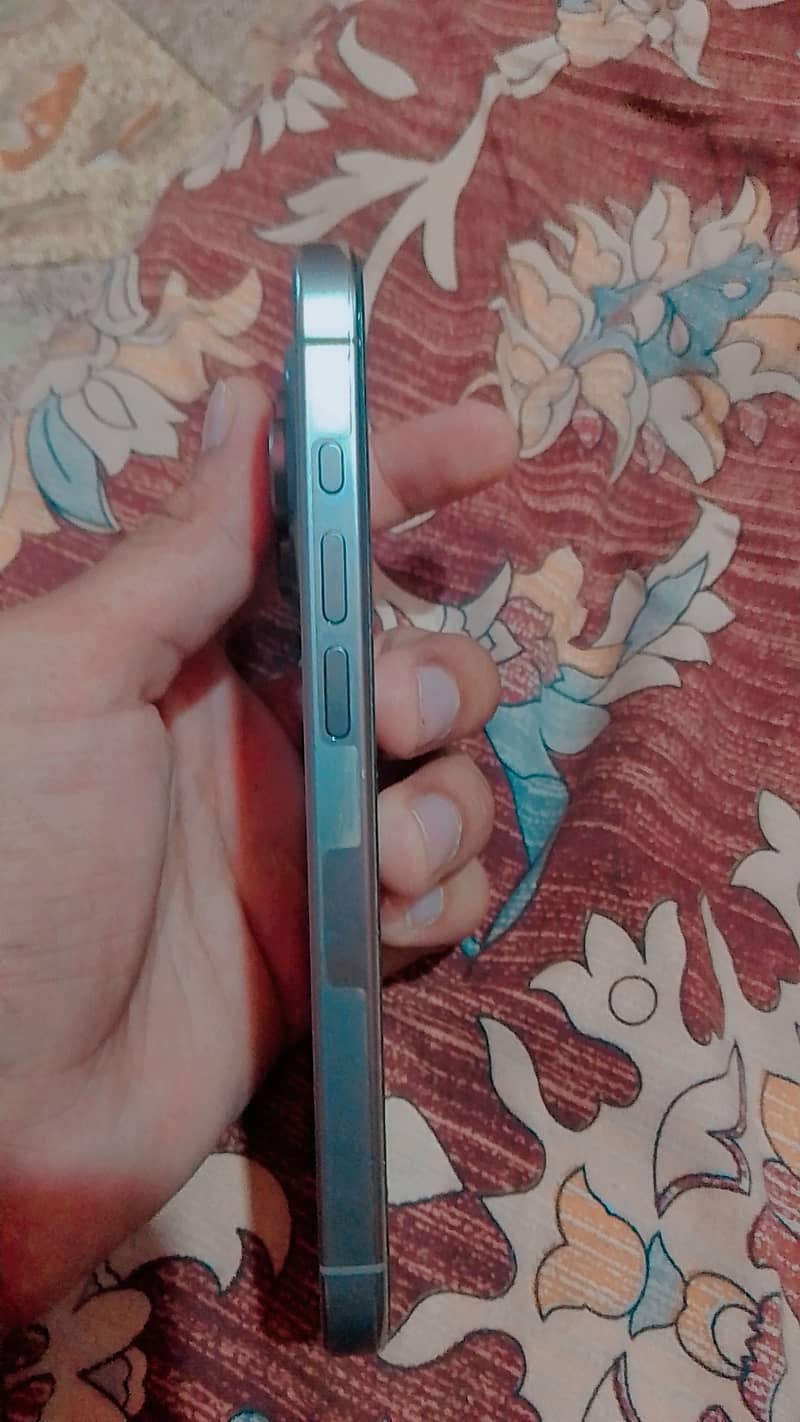 Apple iPhone 15 Pro 4
