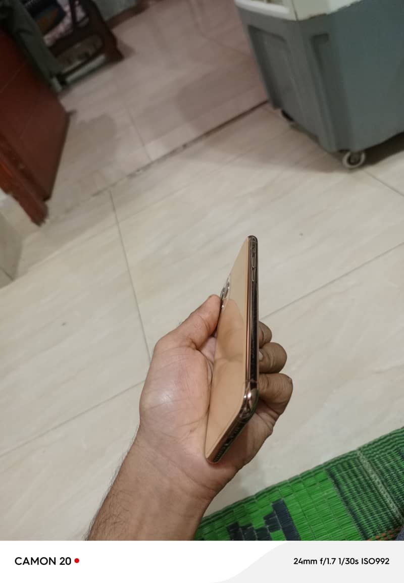 Apple iPhone 11 Pro 4