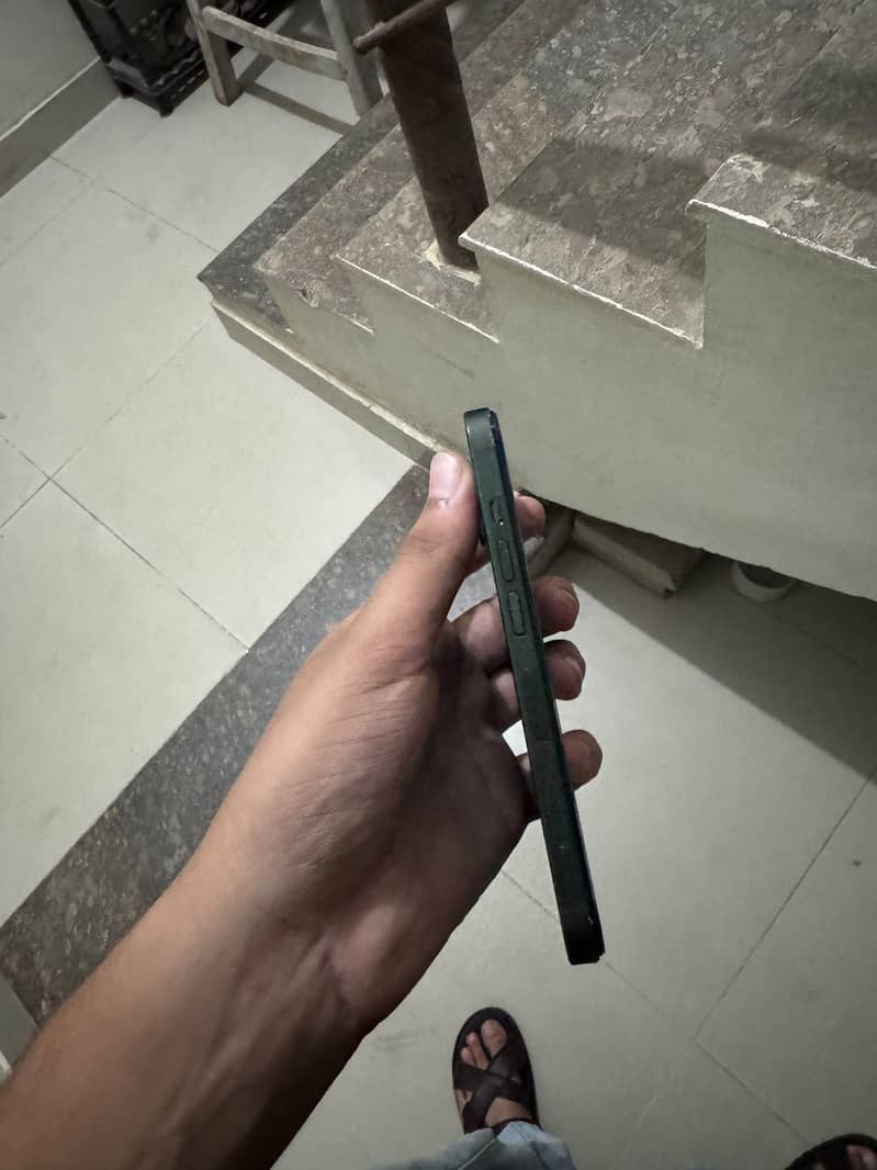 Apple iPhone 13 6