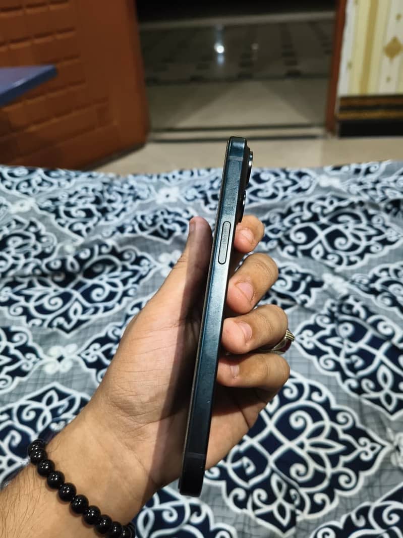 Apple iPhone 15 6
