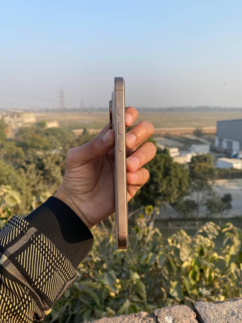 Apple iPhone 16 Pro 1