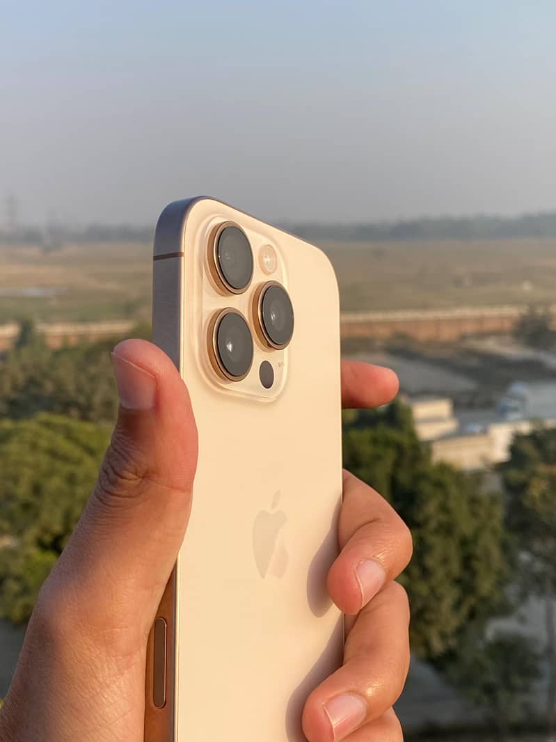 Apple iPhone 16 Pro 9