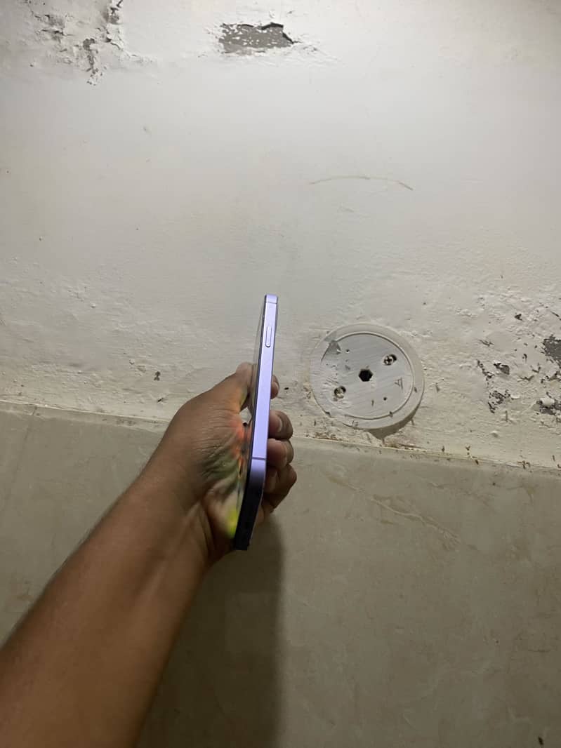 Apple iPhone 12 4