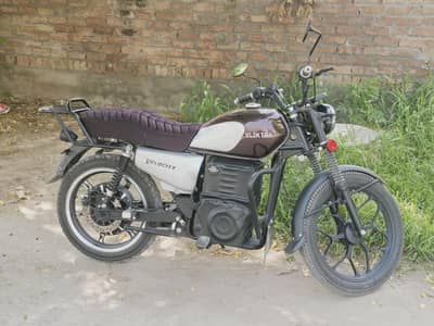 Vlektra 180 With Alloy Rims In Burgundy Colour