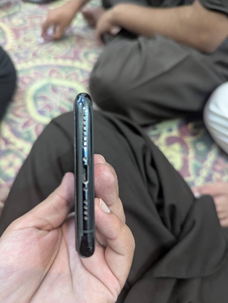 Apple iPhone 11 Pro Max 4