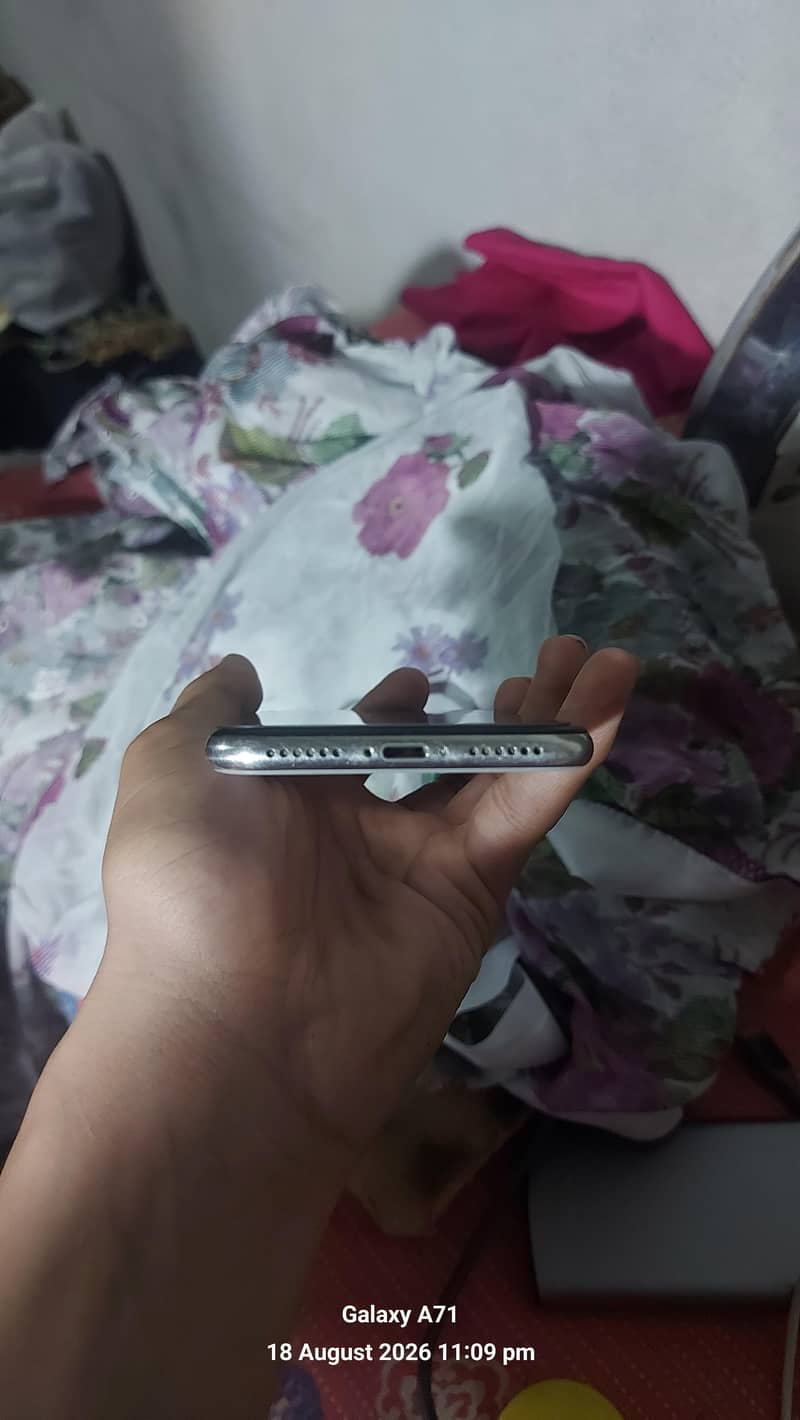 Apple iPhone X 4