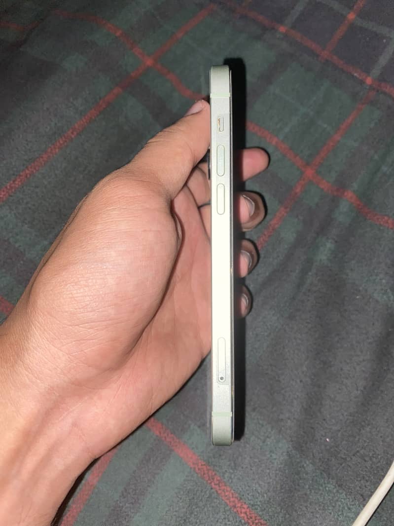 Apple iPhone 12 4
